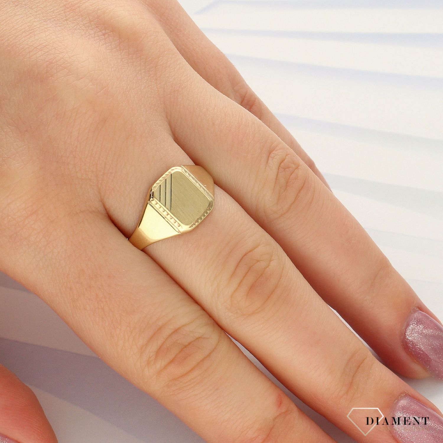 Złoty sygnet z matowymi elementami  333 SY 126 (1).jpg